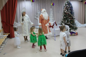 Самые маленькие жители посёлка «Горки Академпарка» окунулись в атмосферу праздника - в детском саду «Лесная сказка» проходят утренники